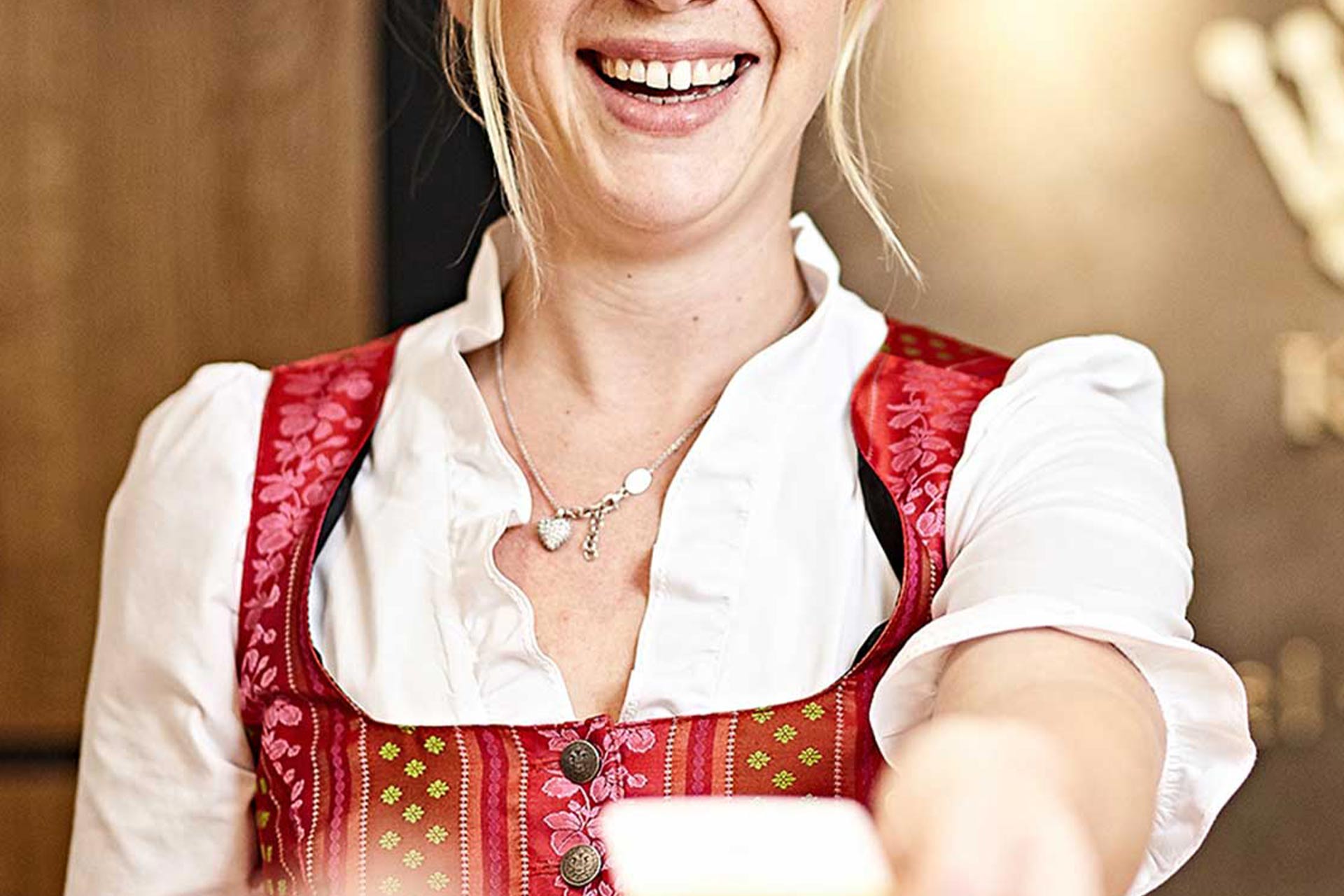 Detailaufnahme einer Rezeptionskraft